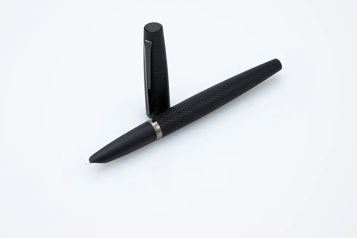 DIPLOMAT Stylo Plume "Viper" noir guilloche F/M F/M