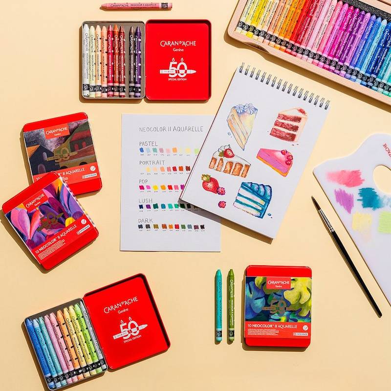 Pour célébrer les 50 ans de Neocolor™ II, Caran d’Ache propose cinq Éditions Spéciales, réparties dans cinq palettes thématiques : Pop, Lush, Portrait, Pastel et Dark, et un plumier en bois en Édition Limitée.