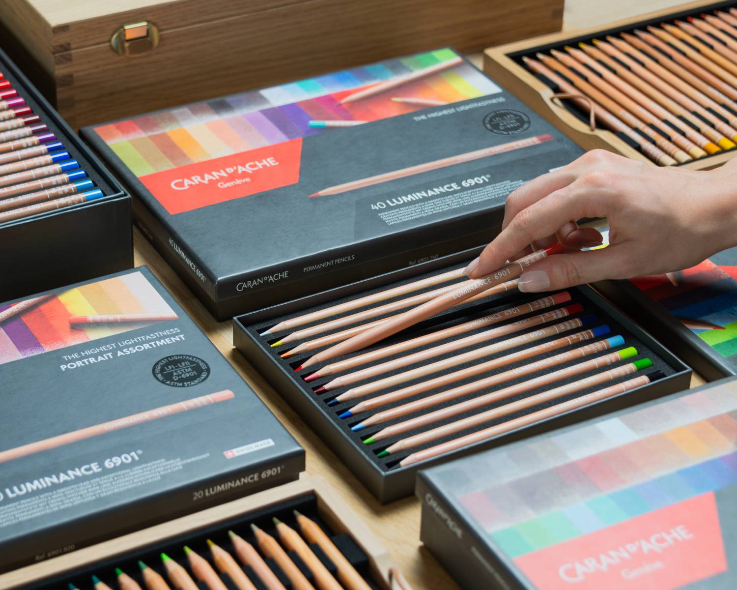 Dédiés aux professionnels de la création les plus exigeants, les crayons de couleurs permanents Luminance 6901™ sont sublimés par leurs teintes éclatantes et leur tenue à la lumière garantie LightFastness (LFI). La Maison genevoise Caran d'Ache offre un e