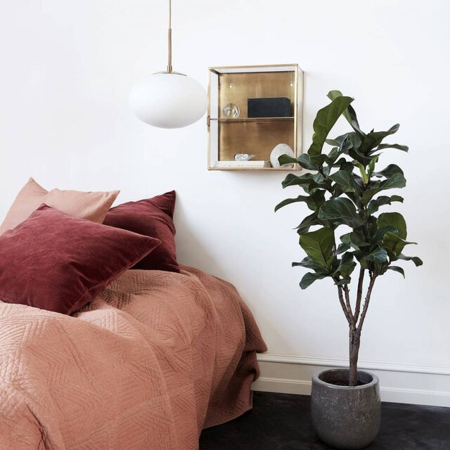 House Doctor Showcase mässing med glashylla och dörr