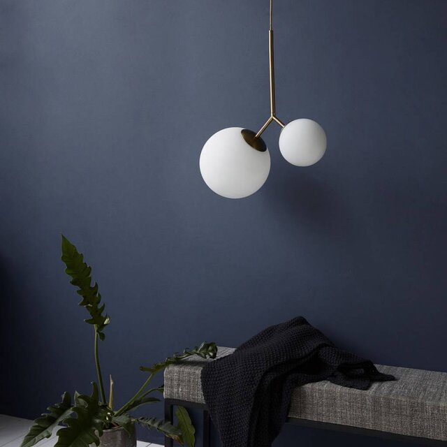 House Doctor Lampe suspendue deux fois en laiton avec deux abat-jour en verre blanc