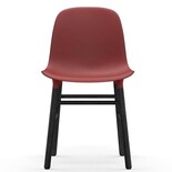 Normann Copenhagen Form Chair setet svart rød Normann Copenhagen Form Chair setet svart rød