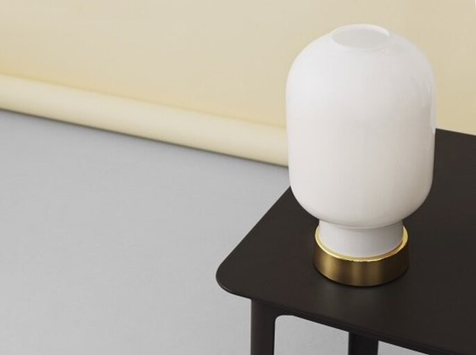 Normann Copenhagen AMP tafellamp wit messing - 502169 Normann Copenhagen AMP tafellamp wit messing - 502169