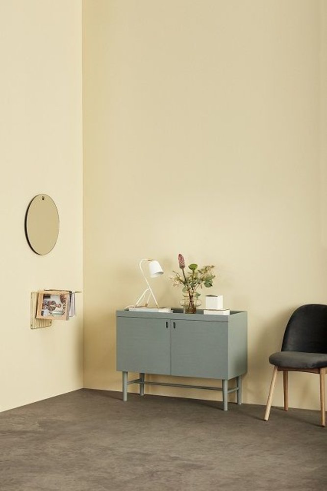 Hubsch Lámpara de mesa de metal blanco con detalles de latón Hubsch Lámpara de mesa de metal blanco con detalles de latón