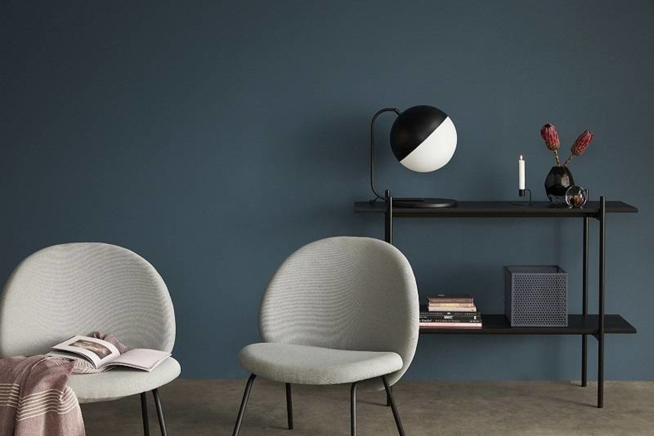 Hubsch Lampada da tavolo in metallo nero con vetro bianco Hubsch Lampada da tavolo in metallo nero con vetro bianco