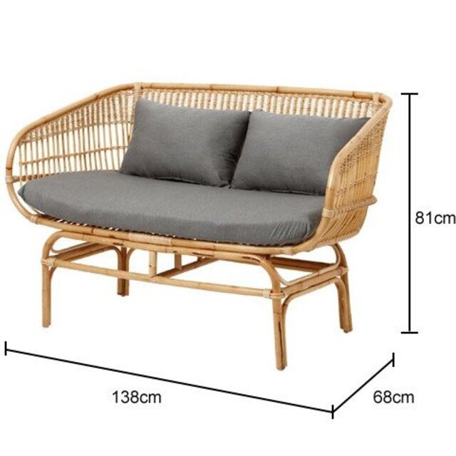 Nordal Rattansofa mit grauen Kissen Nordal Rattansofa mit grauen Kissen