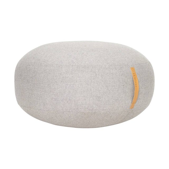 Hubsch Puf de lana gris con asa de cuero.