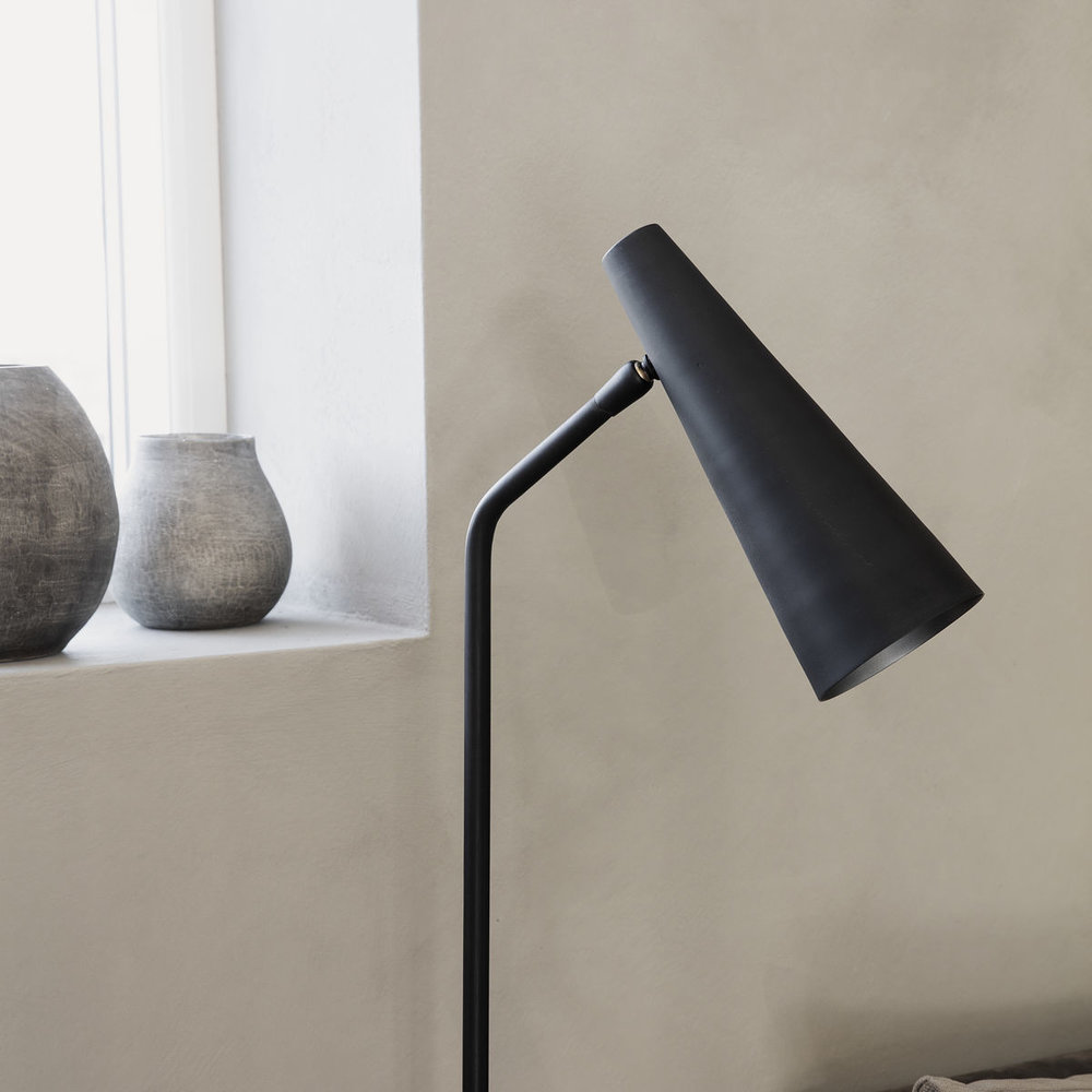 Lampada da terra House Doctor Precise - nero opaco - LIVING AND CO.