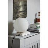 Nordal Enyo bordslampa - matt vit med marmor