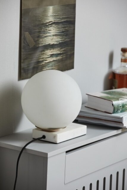 Nordal Lampada da tavolo Enyo - bianco opaco con marmo Nordal Lampada da tavolo Enyo - bianco opaco con marmo