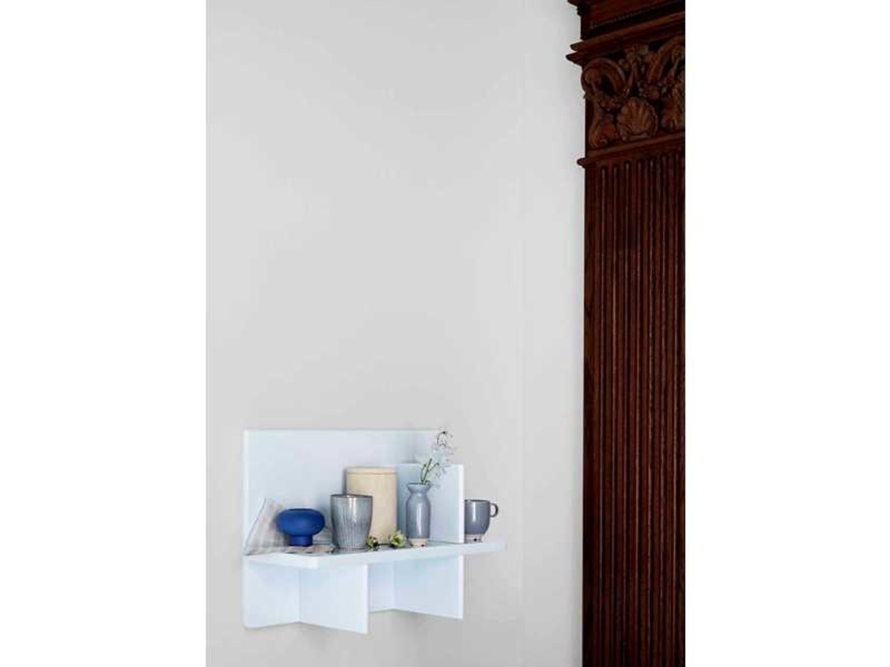 Broste Copenhagen Estante de pared Tenna azul claro - W52XL20XH38CM