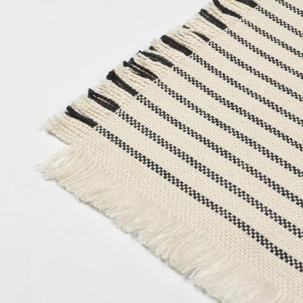 Broste Copenhagen Elouise table runner off white/black - 71210320 Broste Copenhagen Elouise table runner off white/black - 71210320