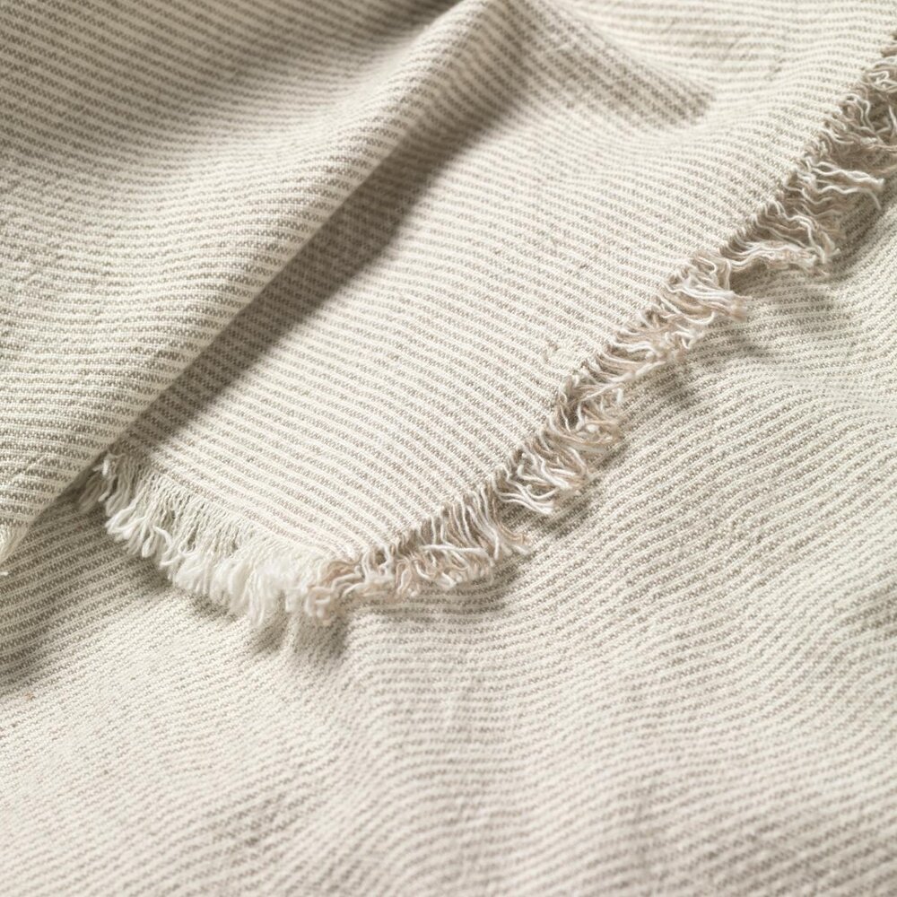 Broste Copenhagen Nappe Elouise gris/blanc cassé 160x200cm - 71210356 Broste Copenhagen Nappe Elouise gris/blanc cassé 160x200cm - 71210356