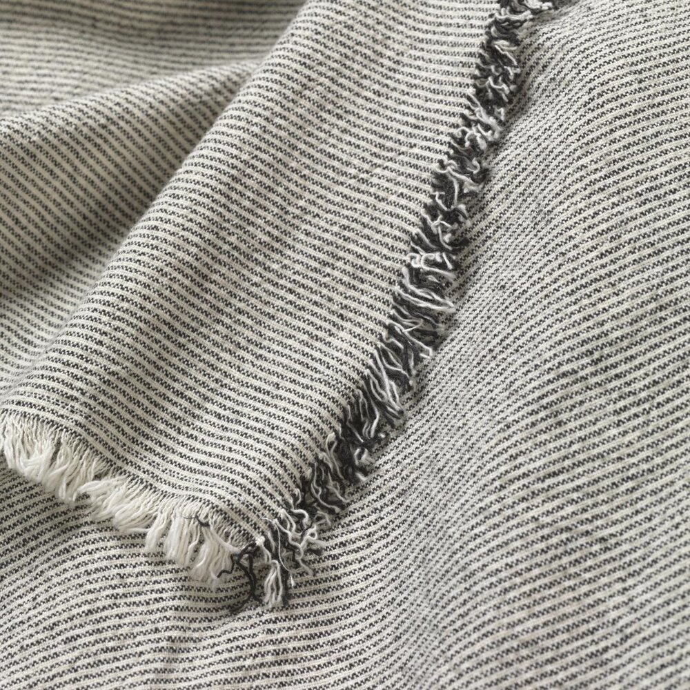 Broste Copenhagen Nappe Elouise noir/blanc cassé 160x300cm - 71210355 Broste Copenhagen Nappe Elouise noir/blanc cassé 160x300cm - 71210355