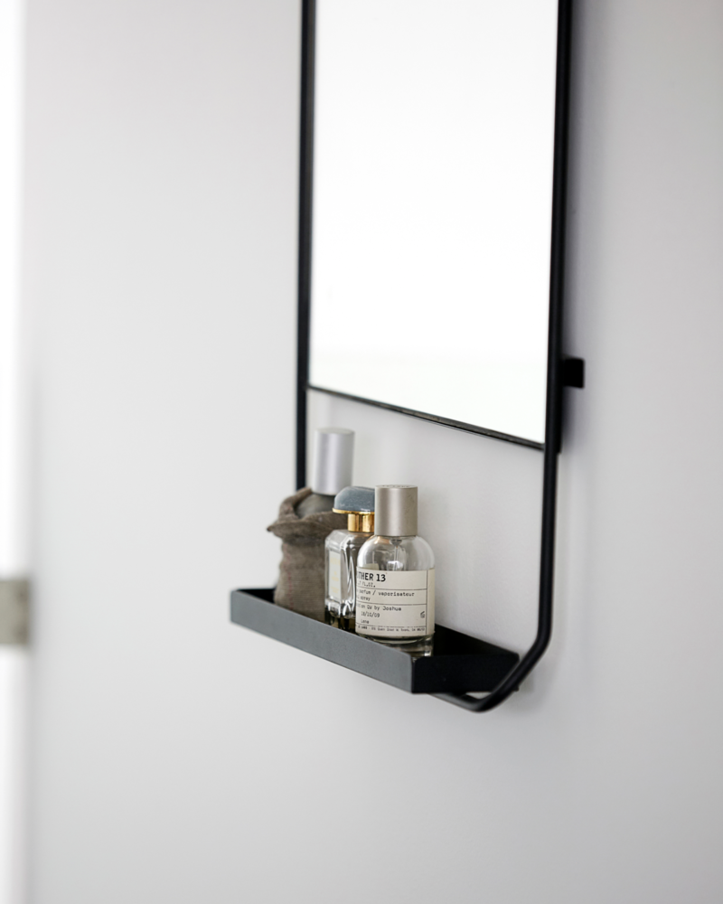 House Doctor Chic svart spegel med hylla House Doctor Chic svart spegel med hylla