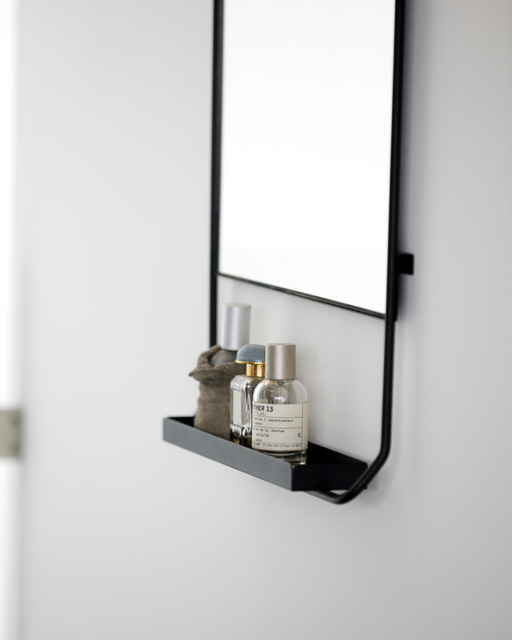 House Doctor Chic svart spegel med hylla House Doctor Chic svart spegel med hylla