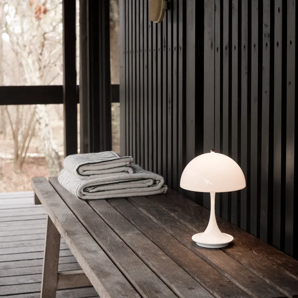 Louis Poulsen Lampe de table portable Panthella 160 blanc opale - 5744171436 Louis Poulsen Lampe de table portable Panthella 160 blanc opale - 5744171436