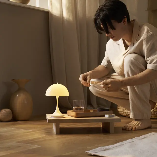 Louis Poulsen Lampe de table portable Panthella 160 beige opale - 5744171478 Louis Poulsen Lampe de table portable Panthella 160 beige opale - 5744171478