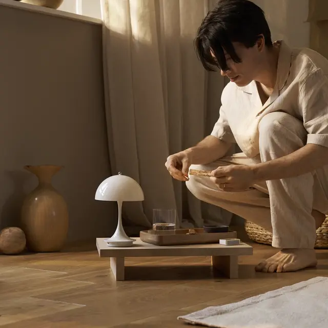 Louis Poulsen Lampe de table portable Panthella 160 beige opale - 5744171478 Louis Poulsen Lampe de table portable Panthella 160 beige opale - 5744171478