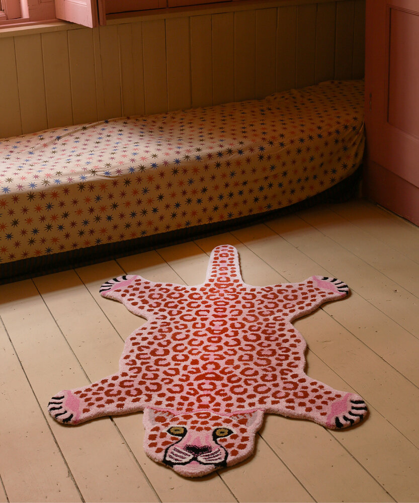 Doing Goods Pink leopardtæppe L - 1.45.10.037.030.5 Doing Goods Pink leopardtæppe L - 1.45.10.037.030.5