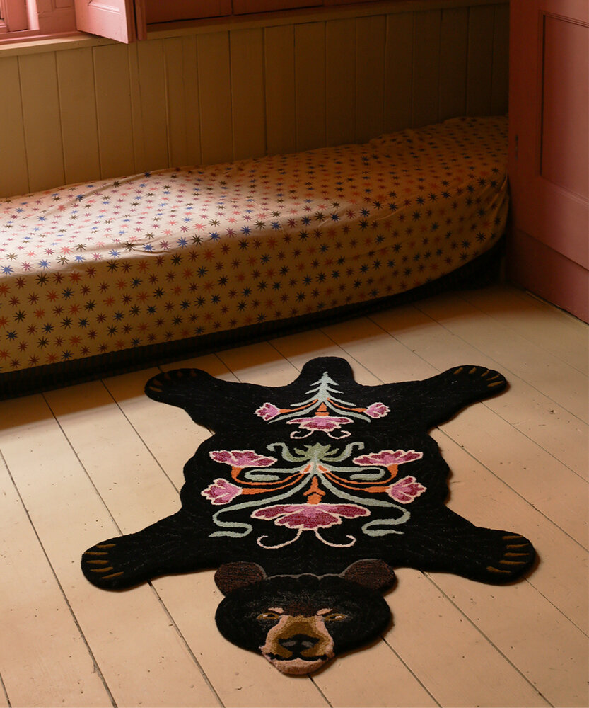 Doing Goods Alfombra de oso negro floreciente L - 1.45.10.076.900.5