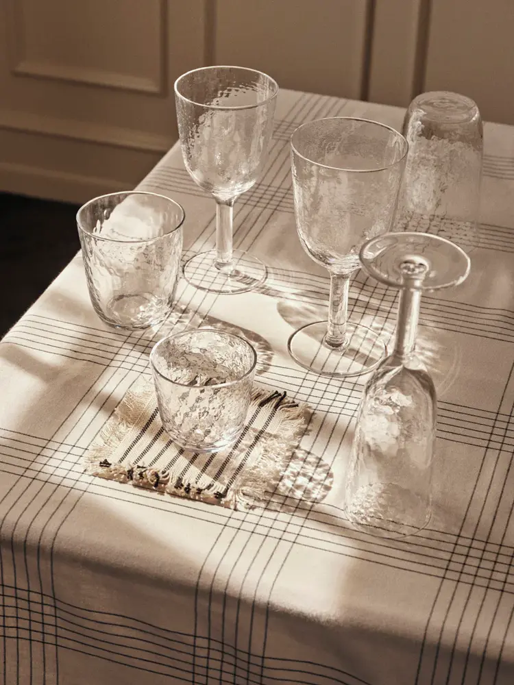 Broste Copenhagen Hammered witte wijnglazen set van 12 stuks - 14496279 Broste Copenhagen Hammered witte wijnglazen set van 12 stuks - 14496279