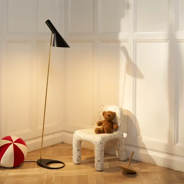 Louis Poulsen AJ staande lamp brass/black - 5744171915 Louis Poulsen AJ staande lamp brass/black - 5744171915