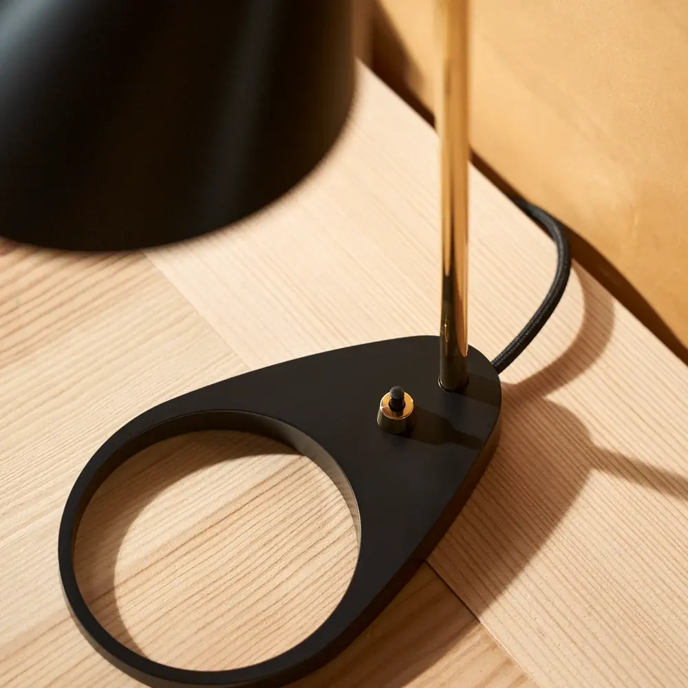 Louis Poulsen Lampada da tavolo AJ mini ottone/nero - 5744171876