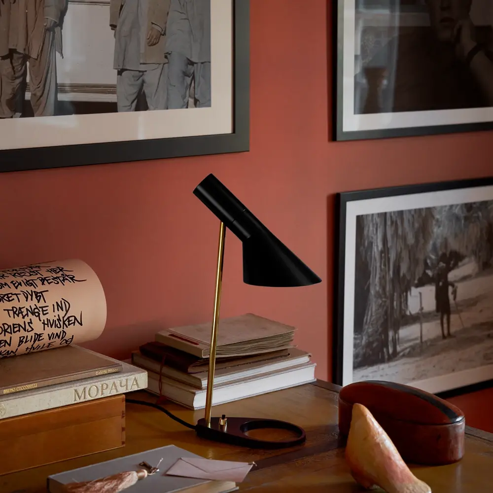 Louis Poulsen Lampe de table AJ mini laiton/noir - 5744171876 Louis Poulsen Lampe de table AJ mini laiton/noir - 5744171876