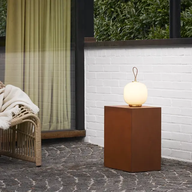 Louis Poulsen Lámpara portátil VL 45 radiohus, latón/vidrio blanco pálido brillante - 5744171711