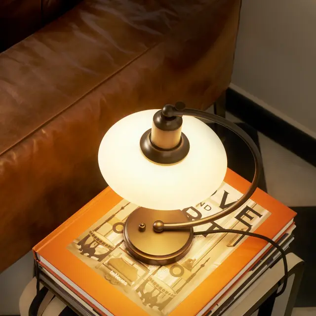 Louis Poulsen Lampada da tavolo PH 2/2 Luna in ottone anticato opalino - 5744172150