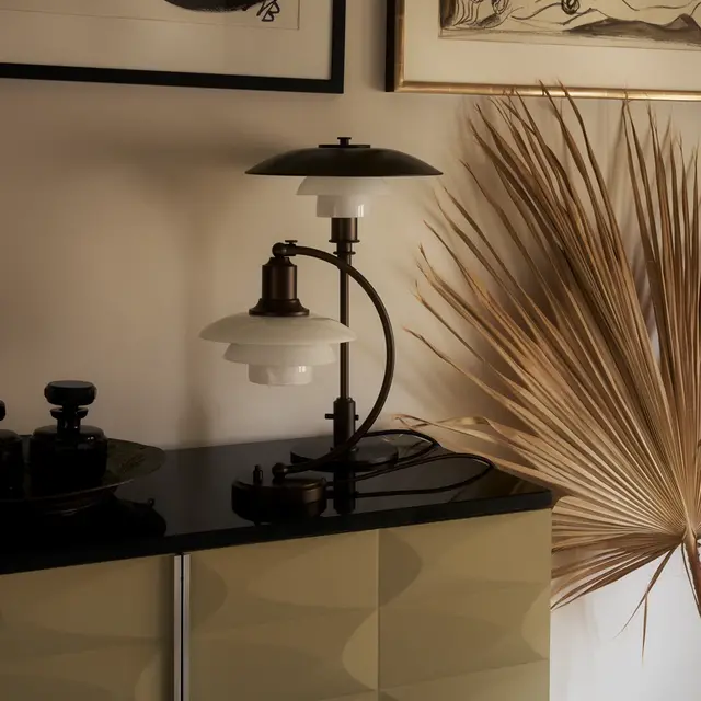 Louis Poulsen Lampe de table PH 2/2 Luna en laiton vieilli opalin - 5744172150