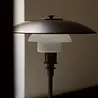 Louis Poulsen Lampe de table PH 3/2 en laiton vieilli opalin - 5744165617 Louis Poulsen Lampe de table PH 3/2 en laiton vieilli opalin - 5744165617