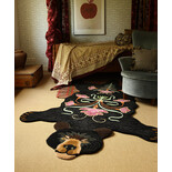 Doing Goods Blooming black bear rug XL - 1.45.10.093.900.6 Doing Goods Blooming black bear rug XL - 1.45.10.093.900.6
