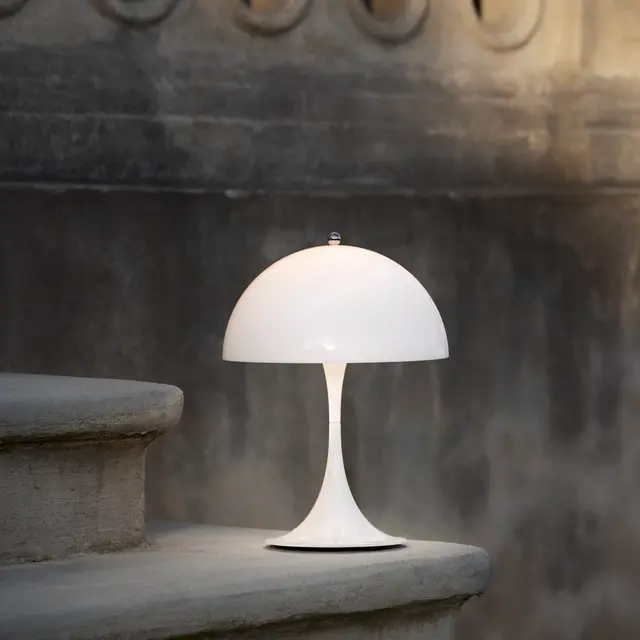 Louis Poulsen Lampe de table portable Panthella 250 blanc opale - 5744172943 Louis Poulsen Lampe de table portable Panthella 250 blanc opale - 5744172943