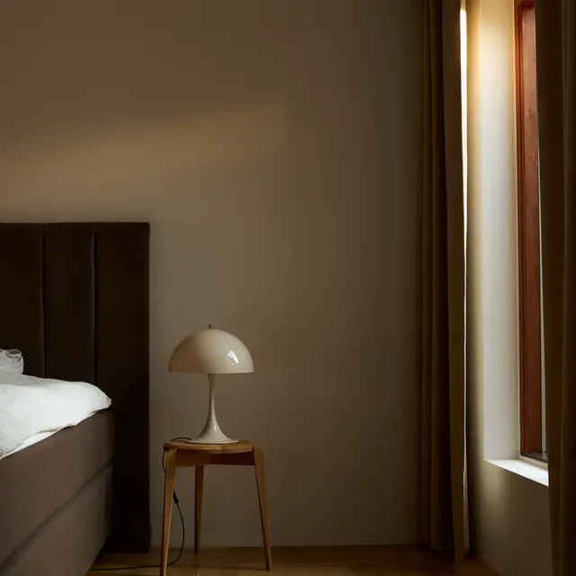 Louis Poulsen Panthella 320 table lamp opal beige - 5744172723