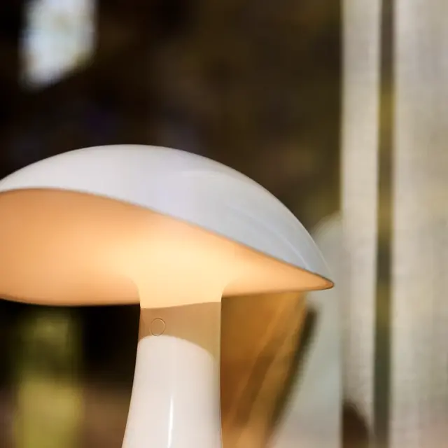 Louis Poulsen Rumee 220 bärbar bordslampa molnvit - 5744171821