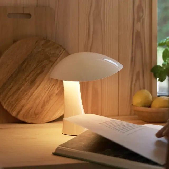 Louis Poulsen Rumee 220 bärbar bordslampa molnvit - 5744171821