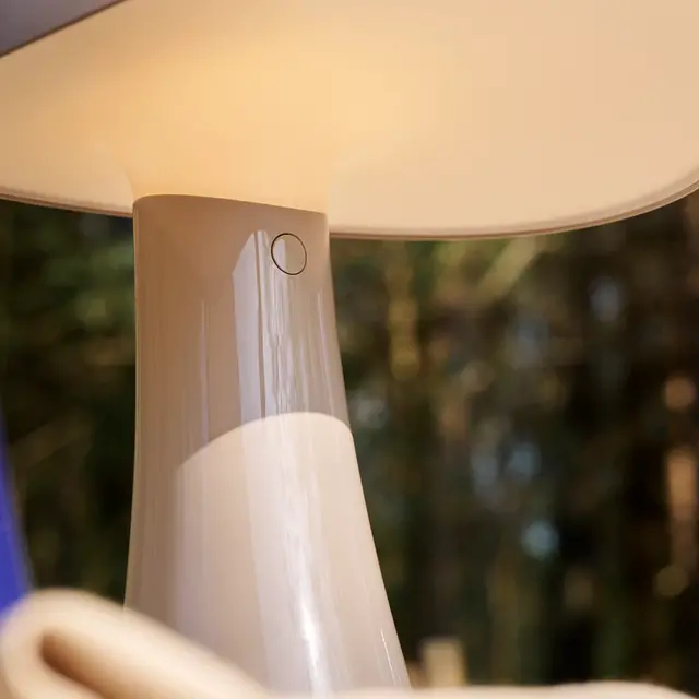 Louis Poulsen Rumee 220 bärbar bordslampa jordgrå - 5744171834