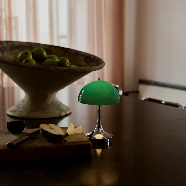Louis Poulsen Lampada da tavolo portatile Panthella 160 originale verde opalino Louis Poulsen Lampada da tavolo portatile Panthella 160 originale verde opalino