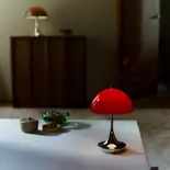 Louis Poulsen Lámpara de mesa portátil Panthella 160 original rojo ópalo Louis Poulsen Lámpara de mesa portátil Panthella 160 original rojo ópalo