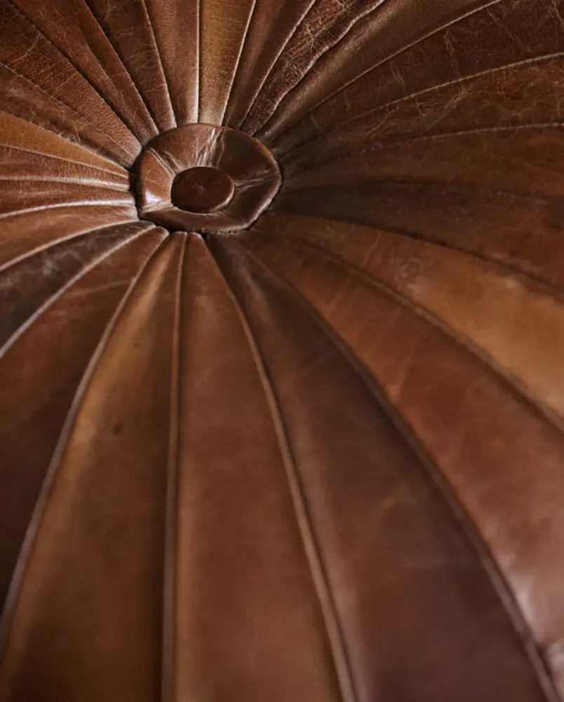 Nordal Ottomane aus Rugby-Leder - Antikbraun