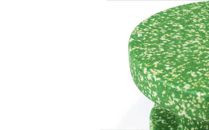 Normann Copenhagen Mesa auxiliar verde apilada con taburetes Bit