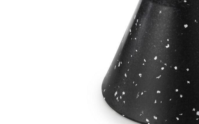 Normann Copenhagen Taburete cónico negro mesa auxiliar Normann Copenhagen Taburete cónico negro mesa auxiliar