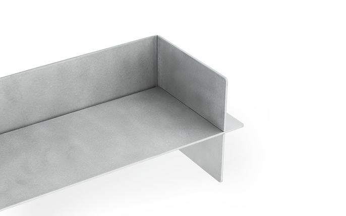Normann Copenhagen Vegghylle i aluminium, 80 cm
