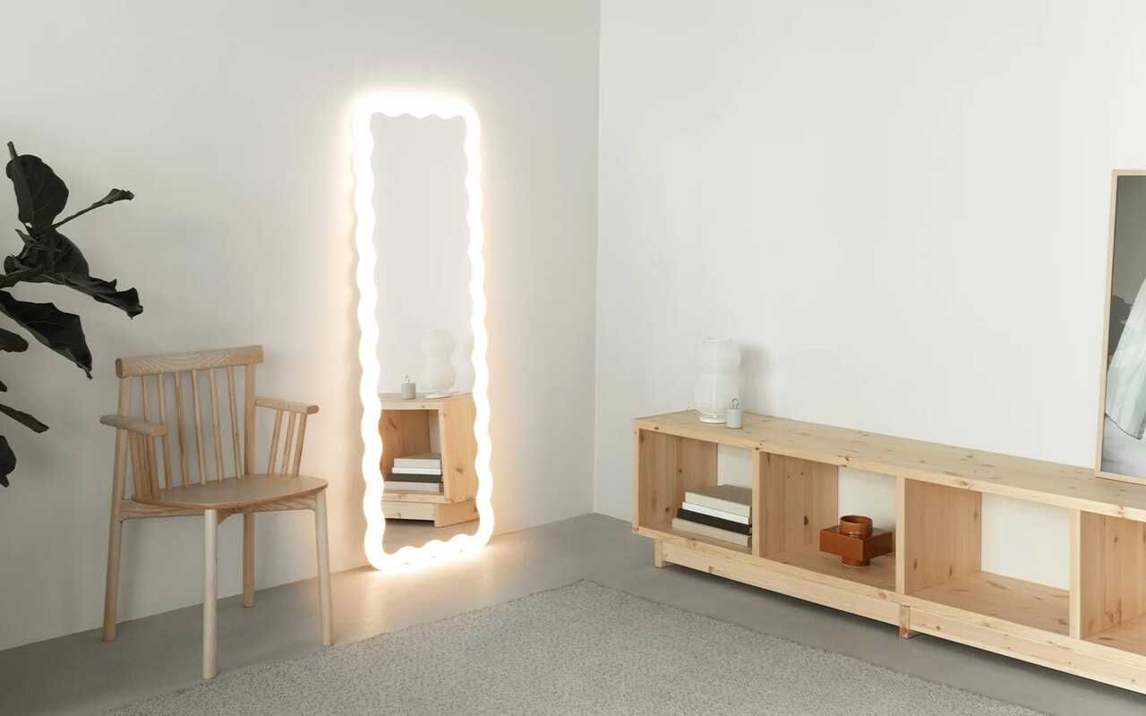 Normann Copenhagen Fyr bogreol lav fyrretræ