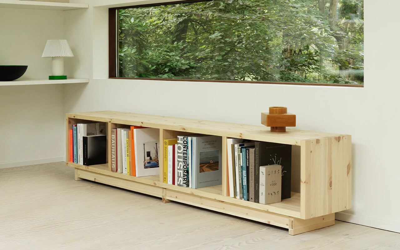 Normann Copenhagen Fyr bogreol lav fyrretræ