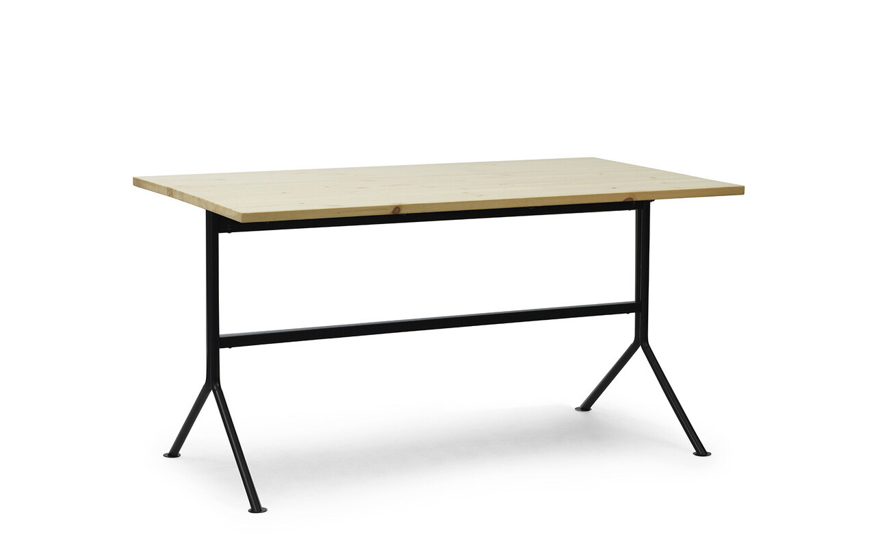Normann Copenhagen Chicken skrivebord sort stål/fyrretræ