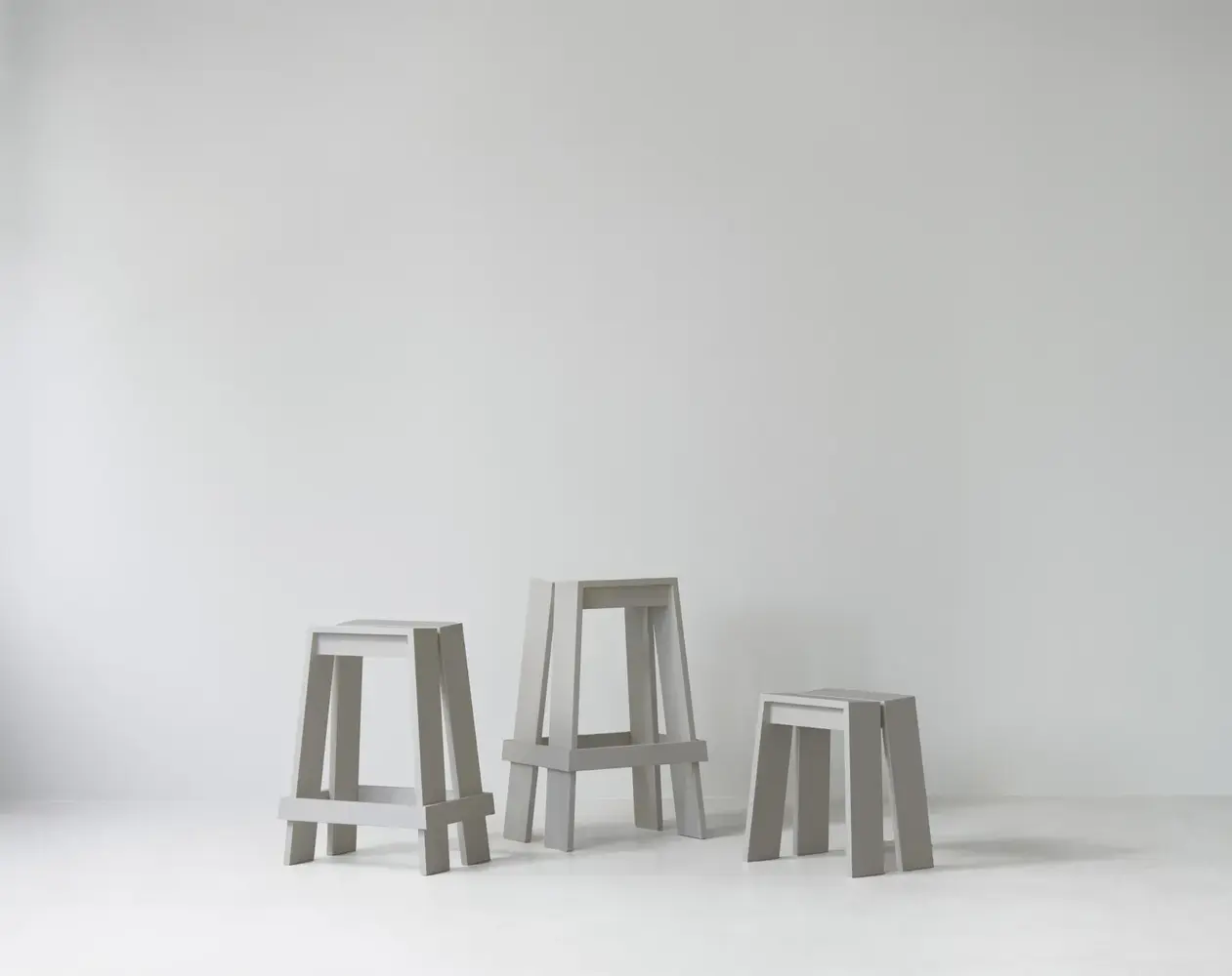 Normann Copenhagen Tabouret de bar Let 75cm gris clair Normann Copenhagen Tabouret de bar Let 75cm gris clair