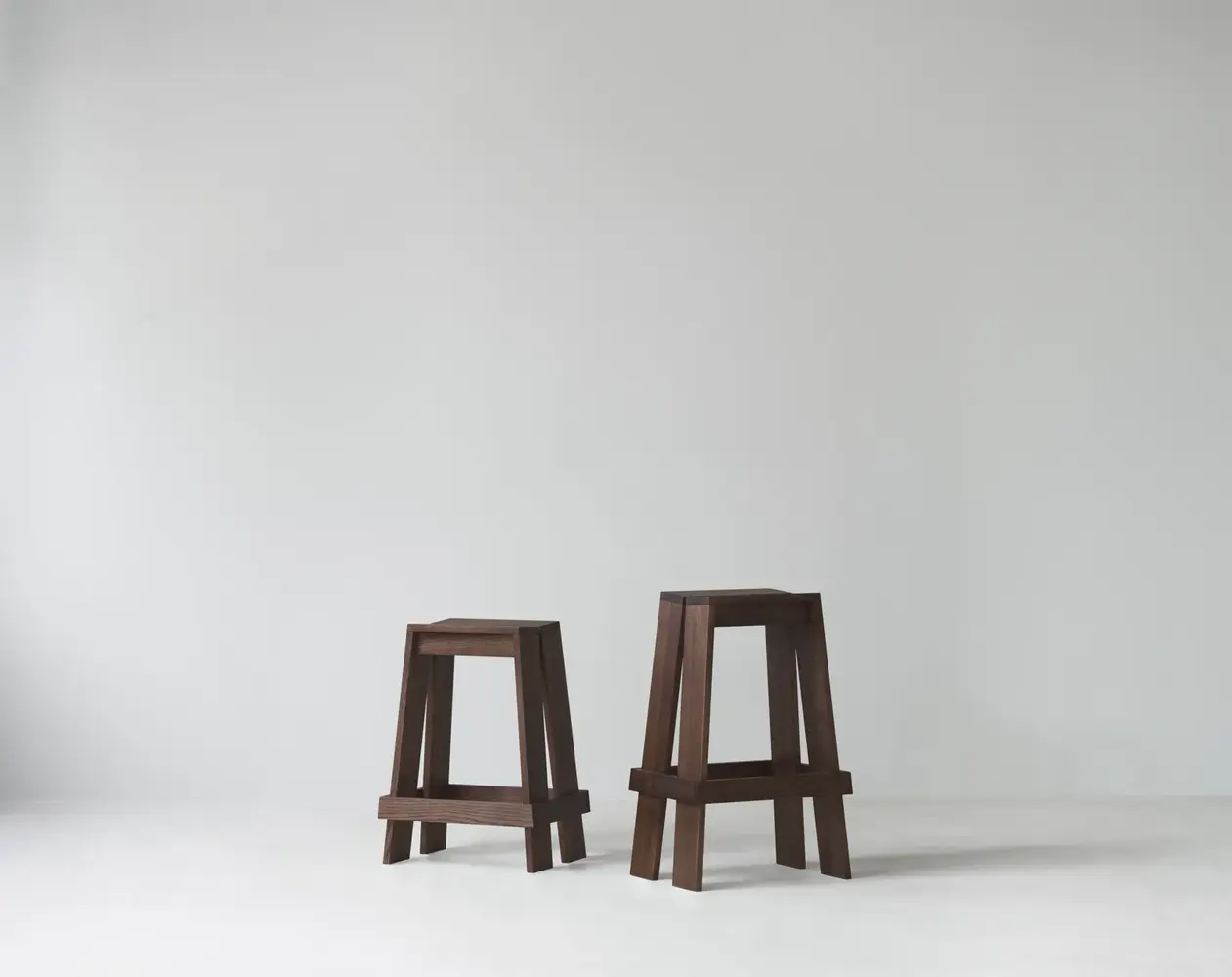 Normann Copenhagen Sgabello da bar Let, 65 cm, in frassino tinto marrone Normann Copenhagen Sgabello da bar Let, 65 cm, in frassino tinto marrone